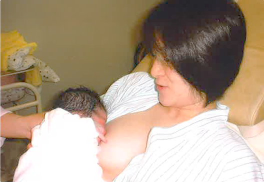 写真：あかちゃんに母乳を与えている母親